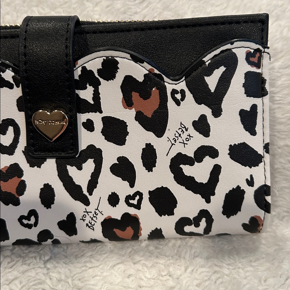 Betsy Johnson Heart Leopard Print Wristlet Wallet NWT - Picture 3 of 12